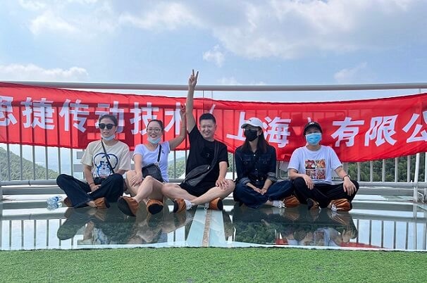 秋高气爽，大家跟随艾思捷一起团建去呀